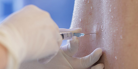 Patient erhält Spritze gegen Schmerzen