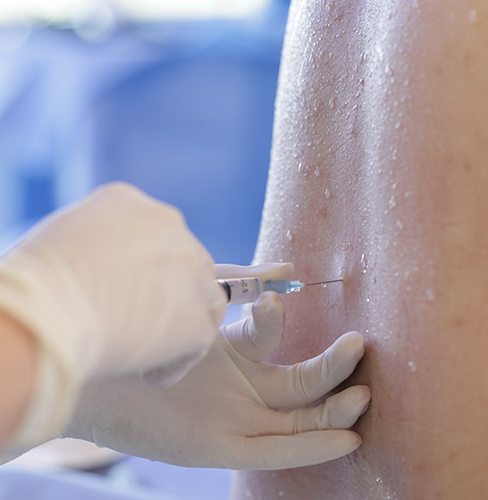 Patientin erhält Spritze gegen Schmerzen