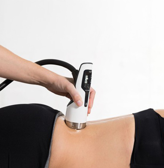 Stoßwellentherapie wird auf Rücken angewendet