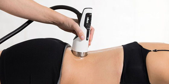 Stoßwellentherapie wird auf Rücken angewendet