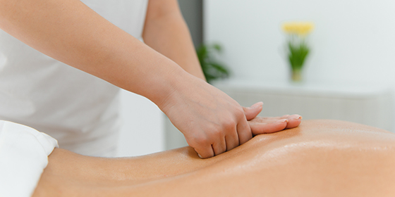 Rückenbeschwerden werden mit Massage behandelt