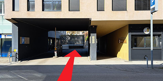 Zeigt den Weg von Straße zur Ordination